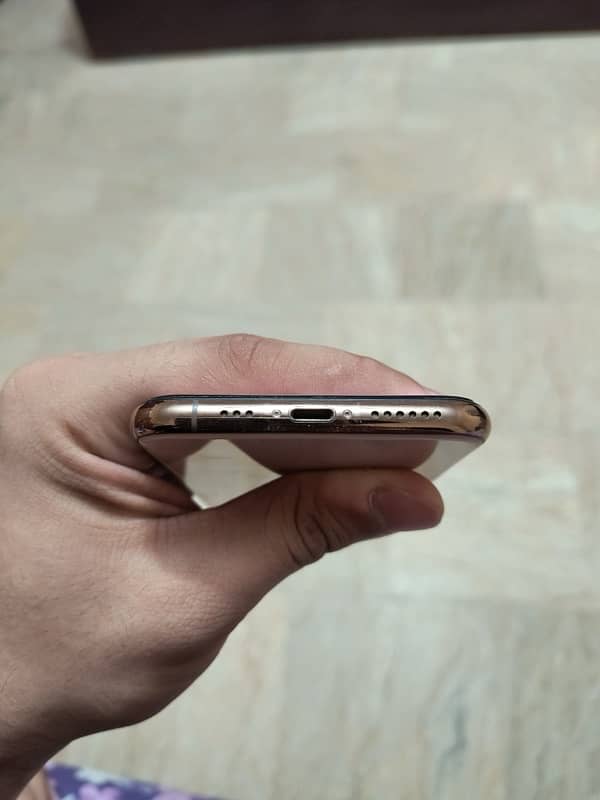 IPHONE XS 4