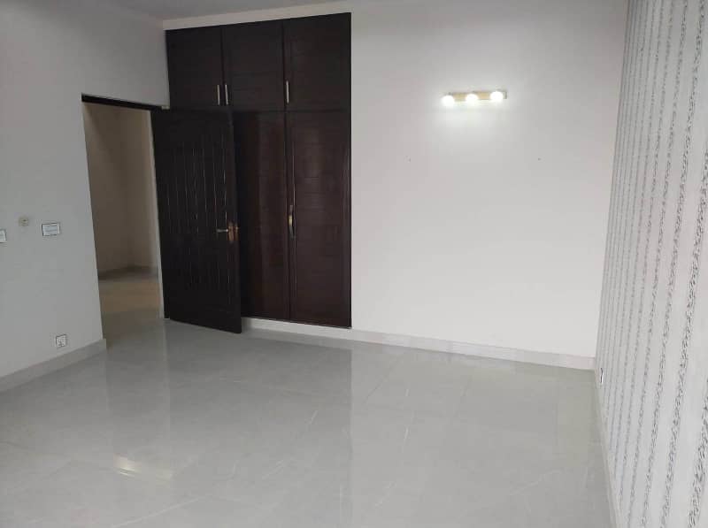 Non Furnished 10 Marla Beautifull House Available For Rent in DHA Lahore Cantt 3