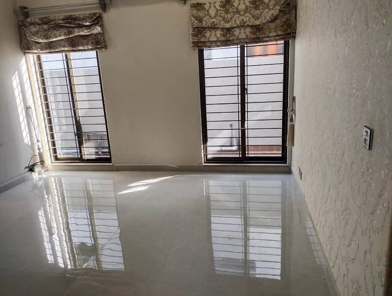 Non Furnished 10 Marla Beautifull House Available For Rent in DHA Lahore Cantt 15