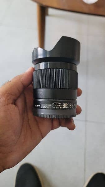 Sony 28mm F2.0 full frame lens with box for sale E mount 3