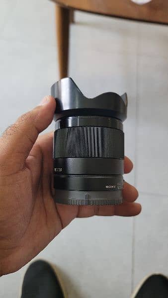 Sony 28mm F2.0 full frame lens with box for sale E mount 4