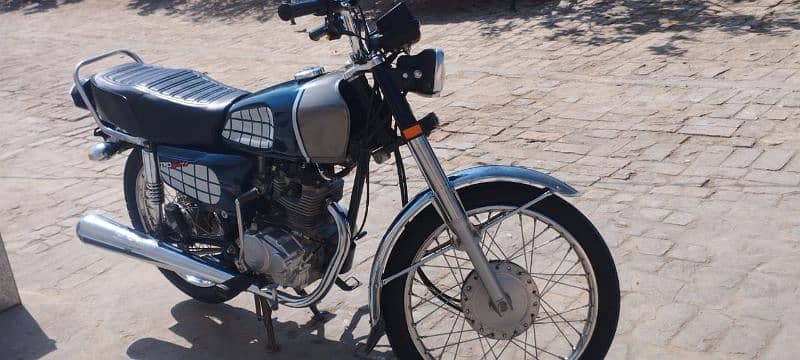 Honda CG125 20 model urgent sale. Original Tanki tapy sth hai All ok a 0