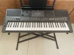 Yamaha PSR-E463 keyboard with stand and note stand