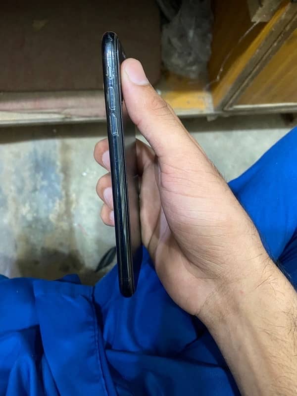 I phone xr battery health 85% 64gb 2