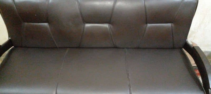 5 Seater Sofa Set is for Sale in good Condition 3