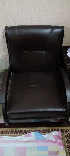 5 Seater Sofa Set is for Sale in good Condition 4