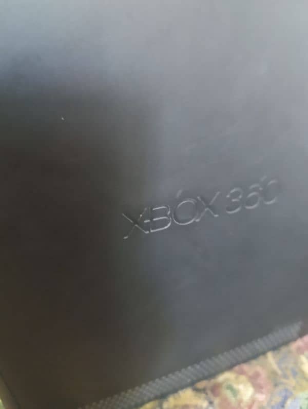 Xbox 360 with headphones and free CDs. Read description 1