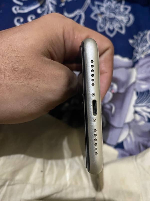 IPhone 11 JV 64 GB Apple Official warranty 5