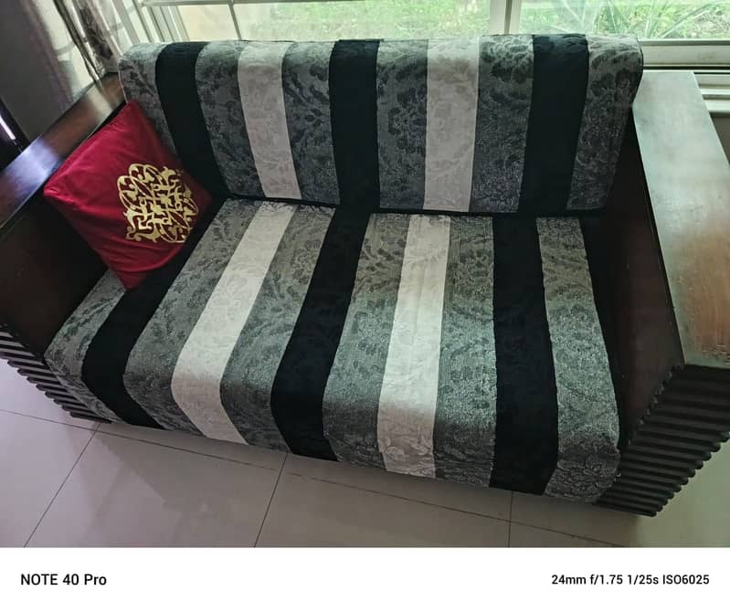 7 seater, plain, cheap, comfortable and recushioned 3