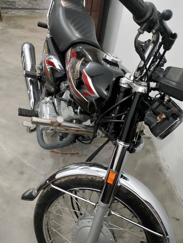 Honda 125 black 3