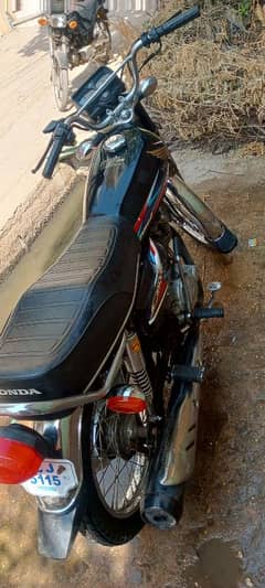 Honda 2019 model Hyderabad number first owner bike ha koi Kam nhi ha