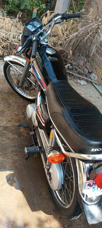 Honda 2019 model Hyderabad number first owner bike ha koi Kam nhi ha 1