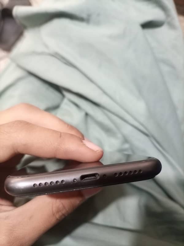 iPhone 11 64 GB 86% health factory unlocked 3