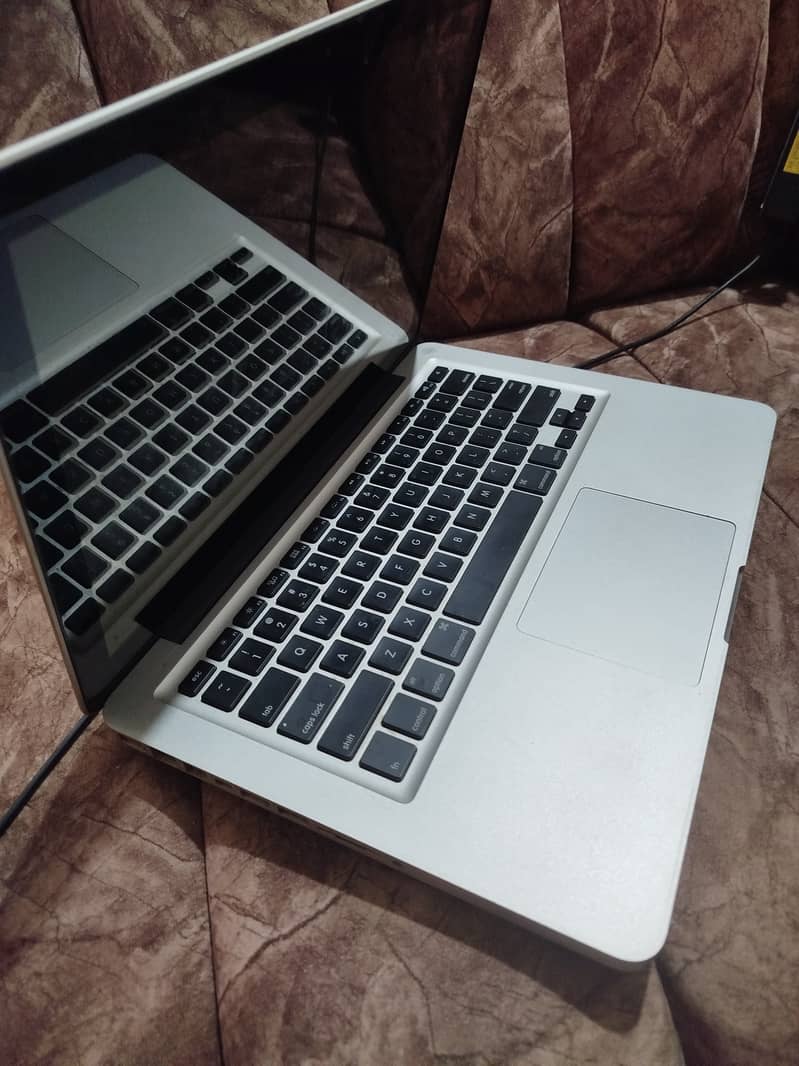 Apple MACBOOK PRO 1