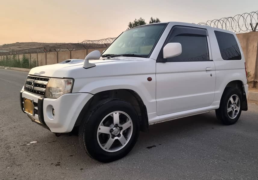 Mitsubishi Pajero Mini 2012/2017 Limited (Pearl White) 3