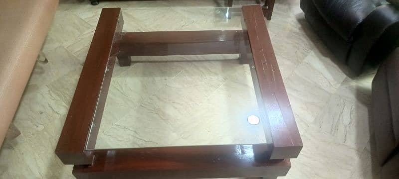 Central Table in Good Condition 1