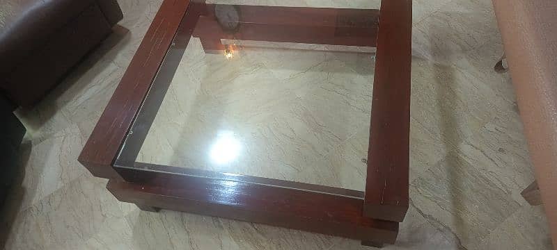 Central Table in Good Condition 2