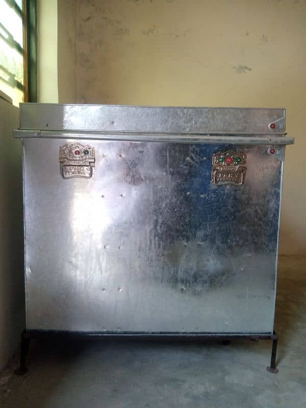 original steel sandooq/peti with stand 3