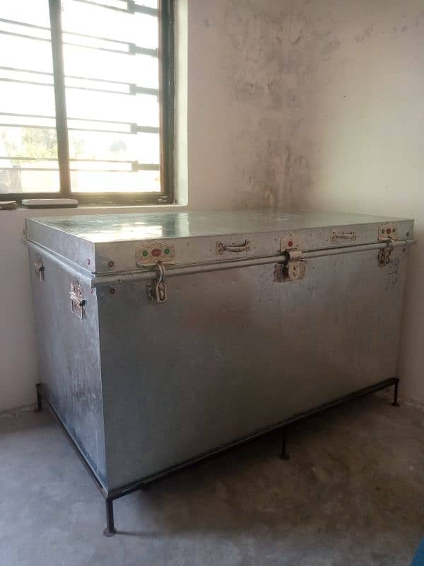 original steel sandooq/peti with stand 4