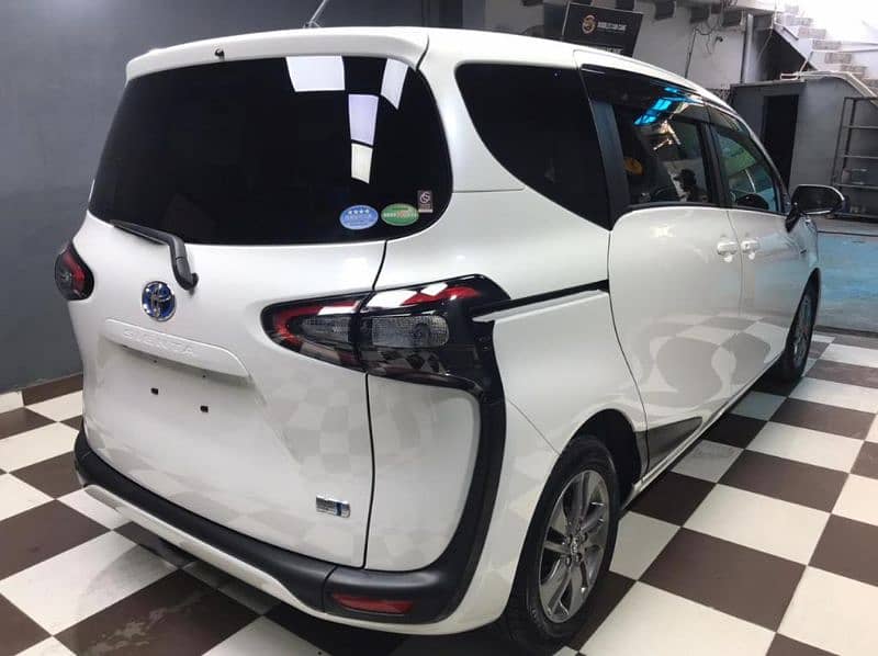 Toyota Sienta 2017 10