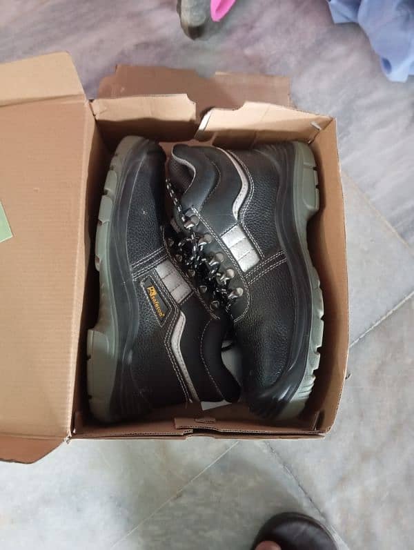 Safety shoes size 42(08) for sell 4