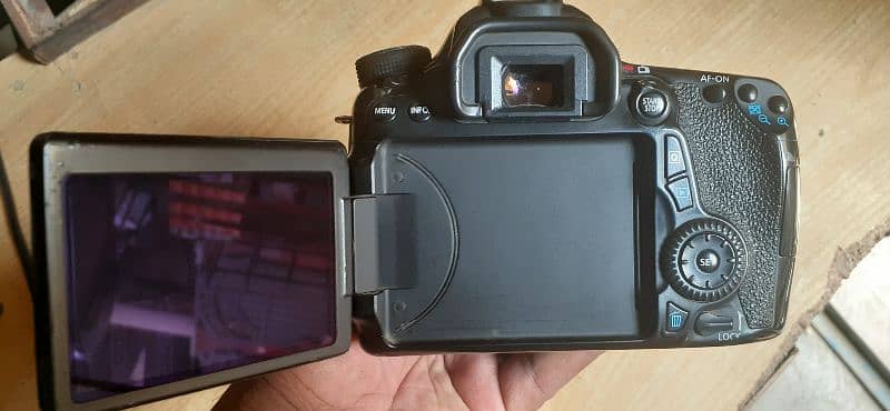 canon 70d body . 2 batry with box candishan 9/10 5