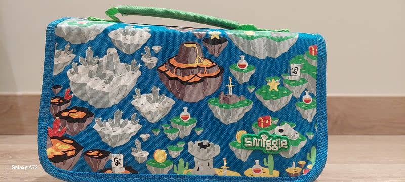 smiggle pouch 0