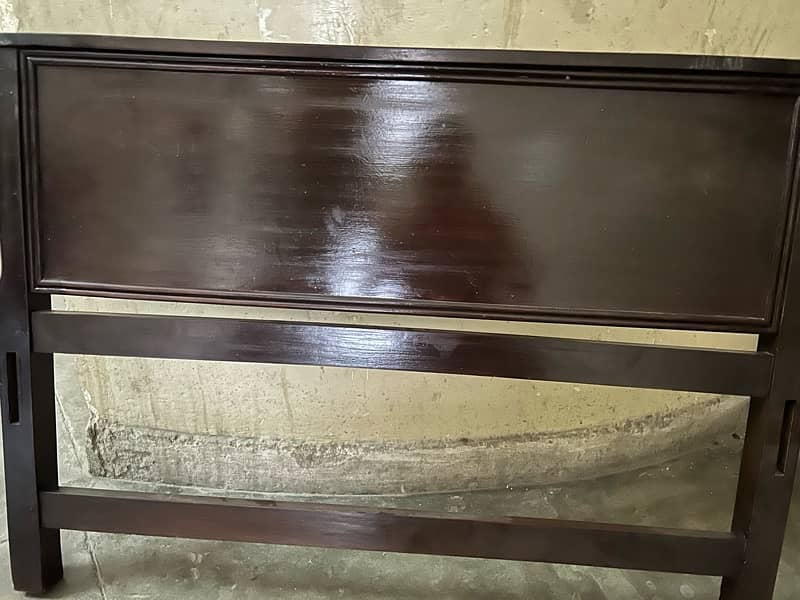 Urgent sale! 2x single bed with pure wooden and mattres 4