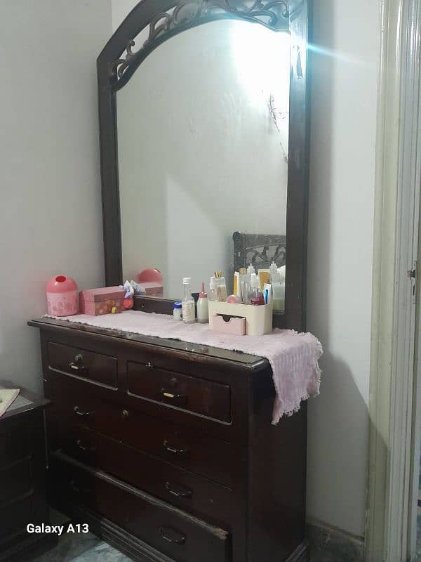 Dressing table in good condition 0