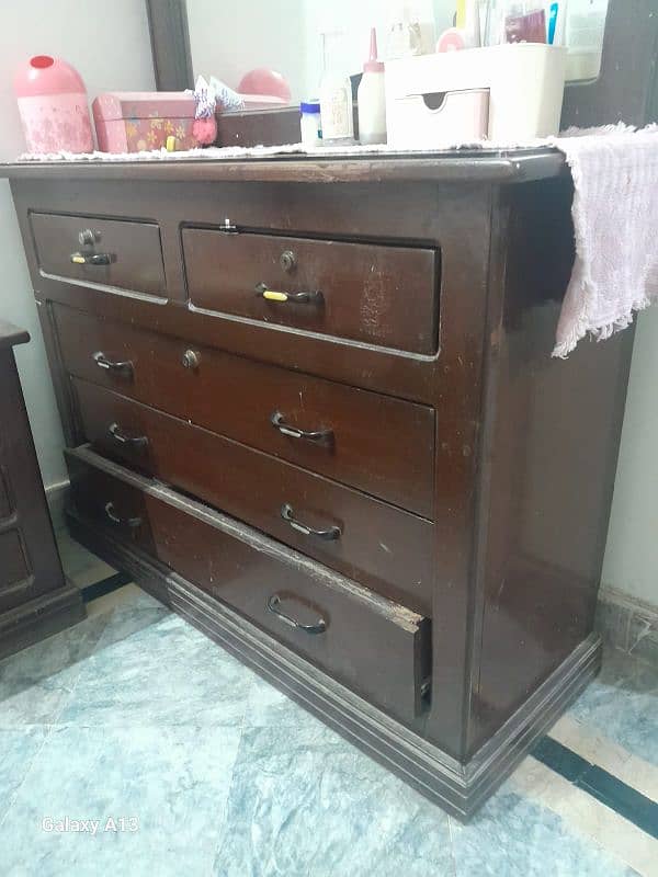 Dressing table in good condition 2