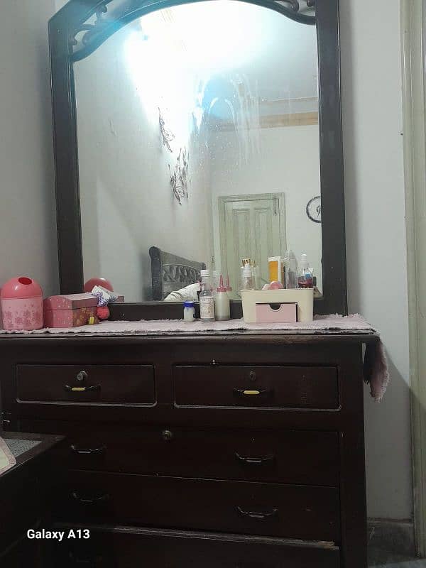 Dressing table in good condition 4