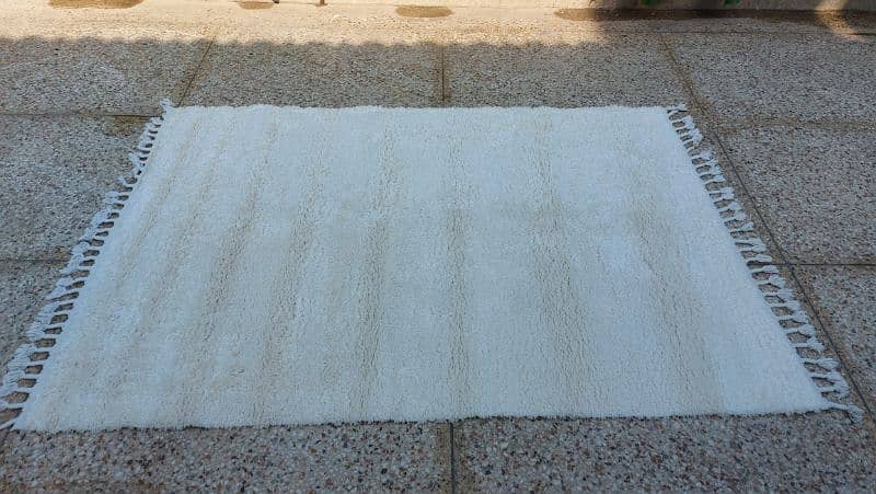 Cream coloured rug 6.5x4.5 feet 1