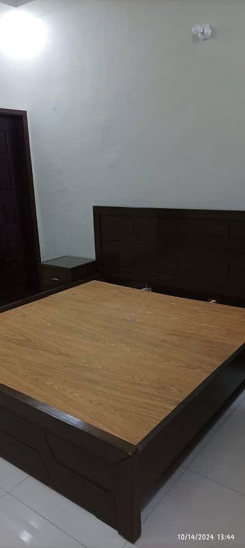 King size Bed with side tables 3