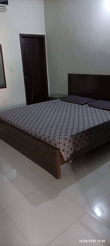 King size Bed with side tables 4