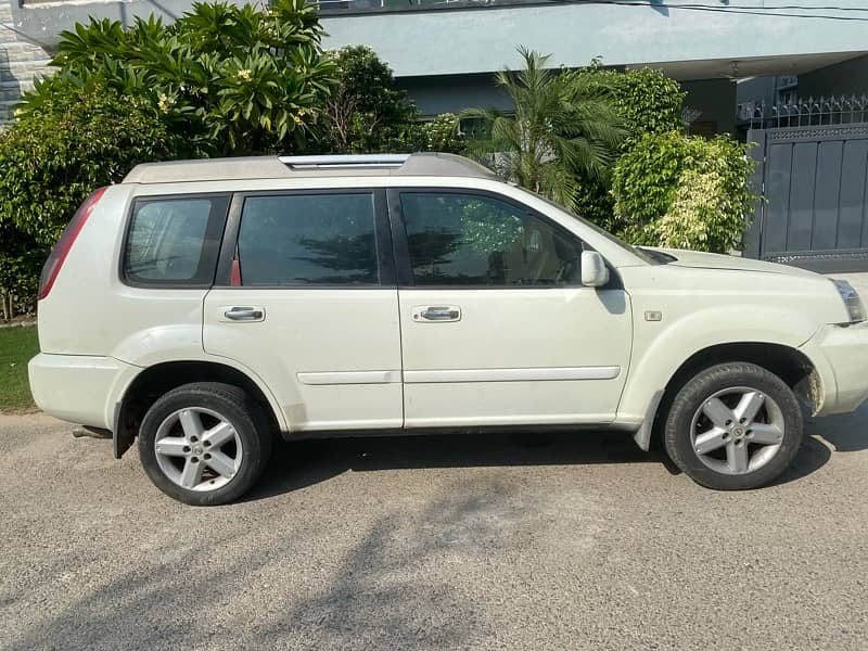 Nissan X Trail / suv / prado / Land Cruiser / sunroof car 3