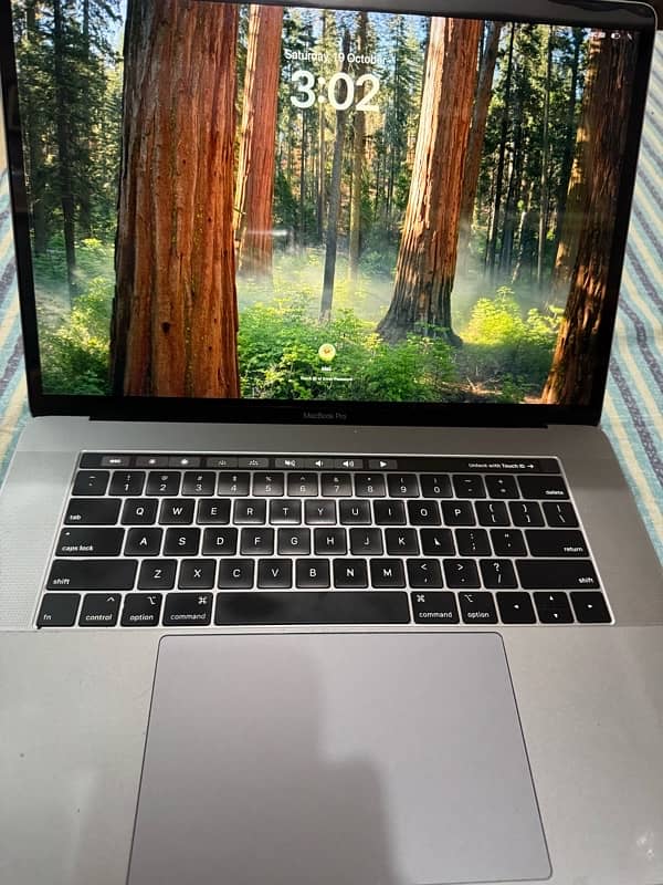 Macbook pro 2018  15.4 inch 1