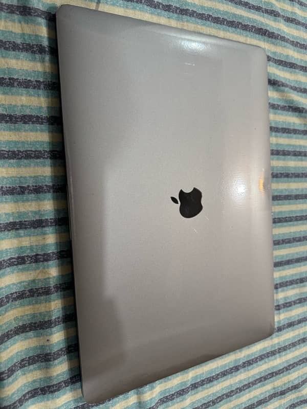 Macbook pro 2018  15.4 inch 2