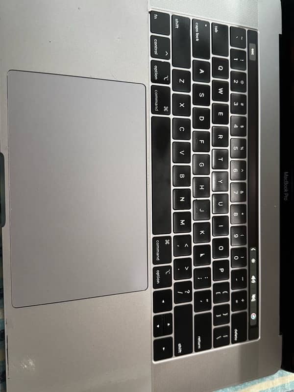 Macbook pro 2018  15.4 inch 4