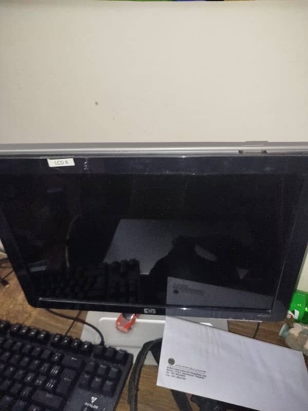 computer with screen and gaming keyboard 6