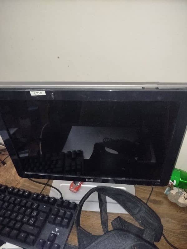 computer with screen and gaming keyboard 7