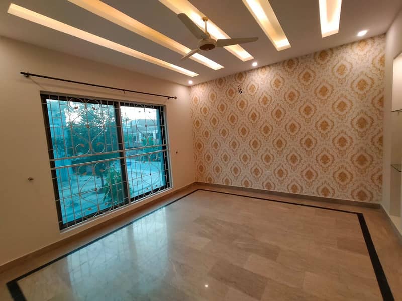 10 Marla Beautiful House 4 Beds In Shaheen Block Urgent Sale 7