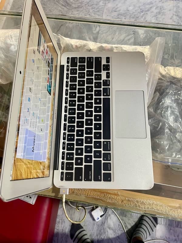 Apple mackbook Air 13-14/Laptop for sale 2