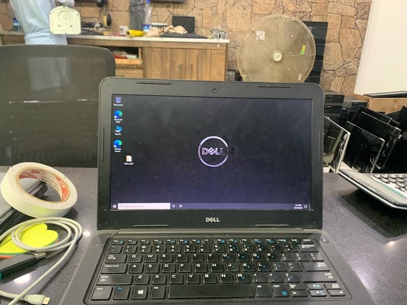 dell latitiude 3380  core i3 6th genrtion 4gb hdd 128ssd 3