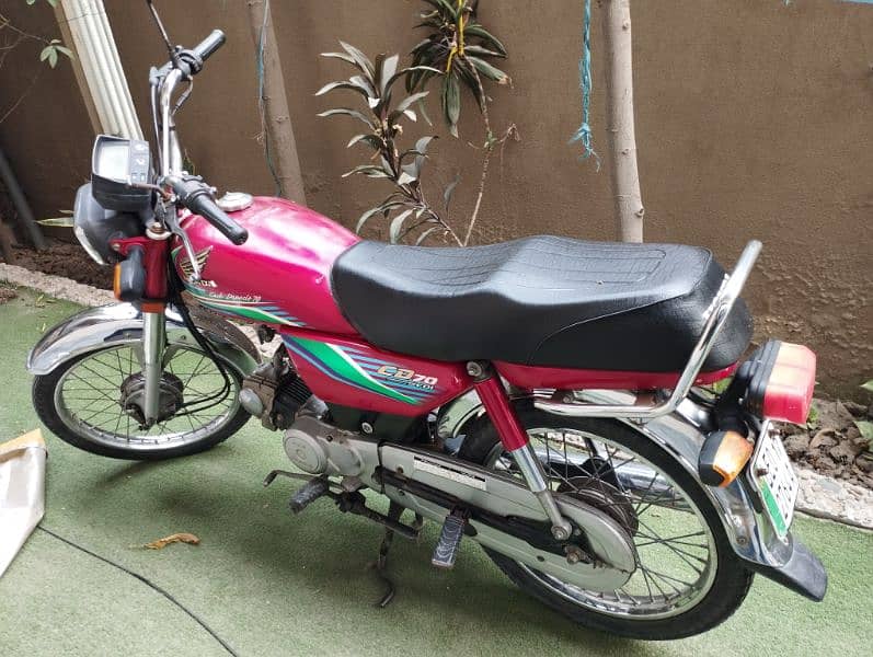 Honda CD-70 for sale in good condition. 9