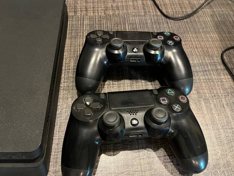 PS4 slim 1Tb with 2 controllers 1