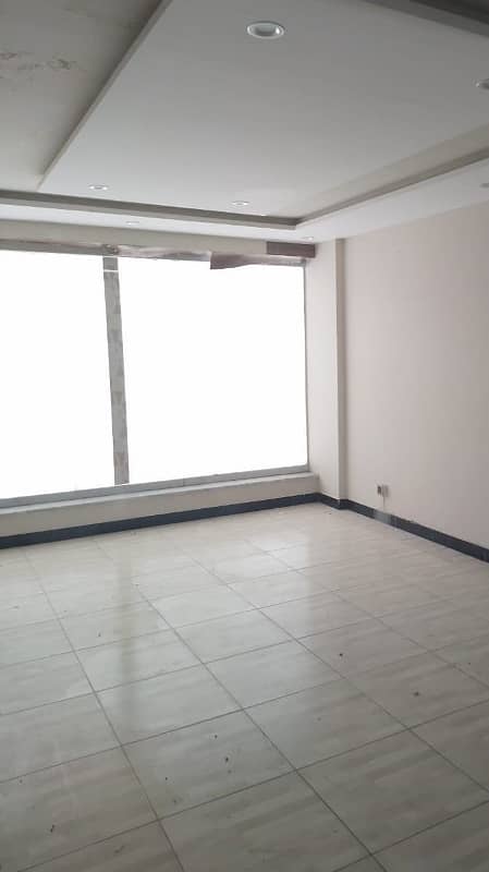 ground floor shop availble for rent 4