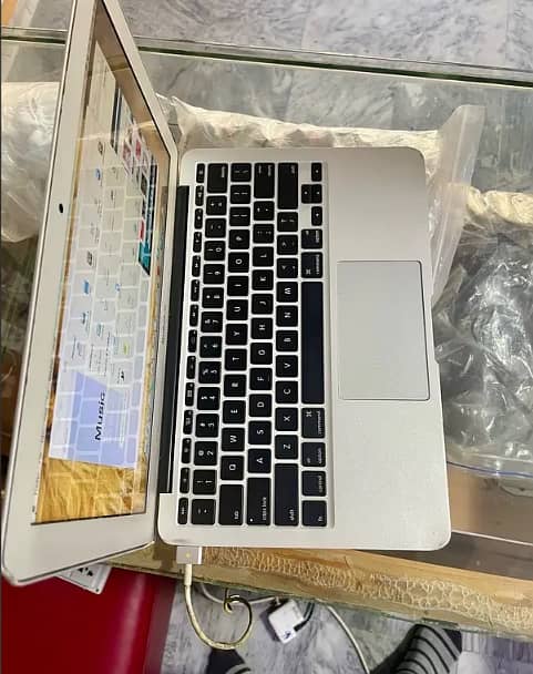 Apple MacBook Air 12-13 - 4GB RAM, 64GB SSD 2