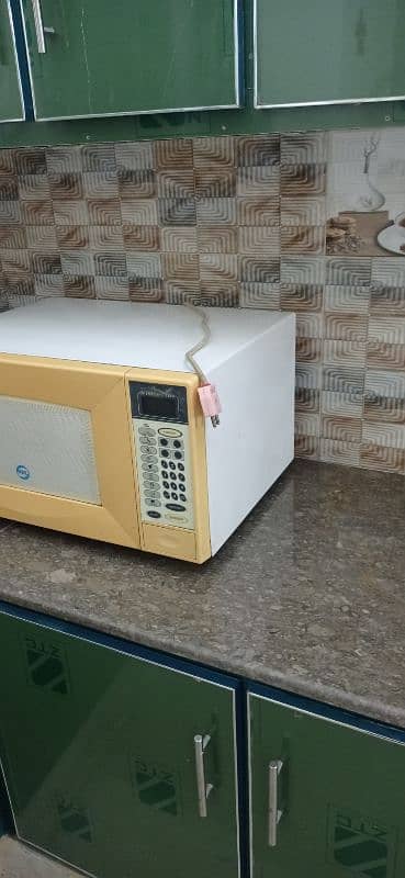 Pel Microwave oven for sale in lush condition 1