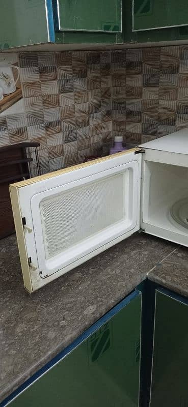 Pel Microwave oven for sale in lush condition 3