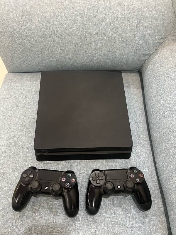 PS4 slim 500 gb plus 2 controllers 1